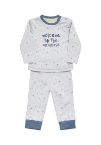 Conjunto de pijama de algodón con mangas largas y pantalones, de color gris claro con ribete en azul marino. Presenta un patrón de estrellas azules y el texto "bienvenido al universo".