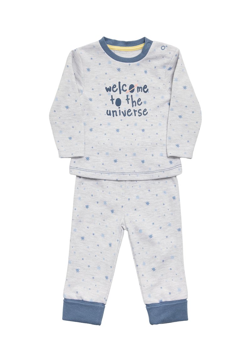 Conjunto de pijama de algodón con mangas largas y pantalones, de color gris claro con ribete en azul marino. Presenta un patrón de estrellas azules y el texto "bienvenido al universo".