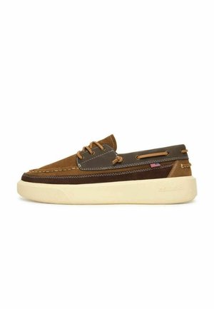 Scarpa da barca in pelle e camoscio marrone e marrone scuro con lacci beige, suola bianca e piccolo dettaglio con bandiera americana sul lato.