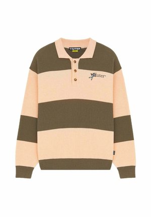 Maglione polo a maniche lunghe con ampie strisce orizzontali beige e verde oliva, tre bottoni marroni e piccolo logo nero sul petto sinistro.