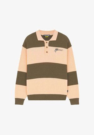 Maglione polo a maniche lunghe con ampie strisce orizzontali beige e verde oliva, tre bottoni marroni e piccolo logo nero sul petto sinistro.