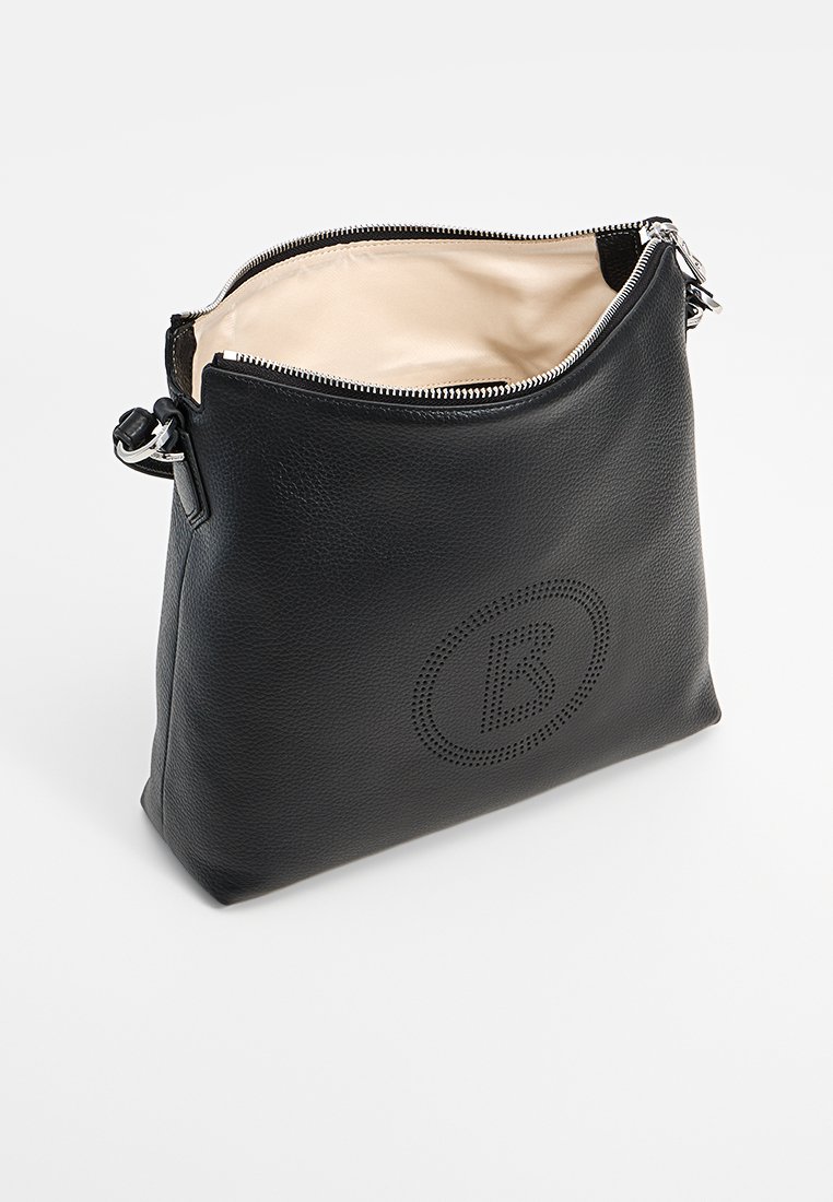 Schwarze Lederhandtasche mit glatter Textur, Reißverschluss oben, beigem Innenfutter und eingeprägtem runden Logo auf einer Seite.