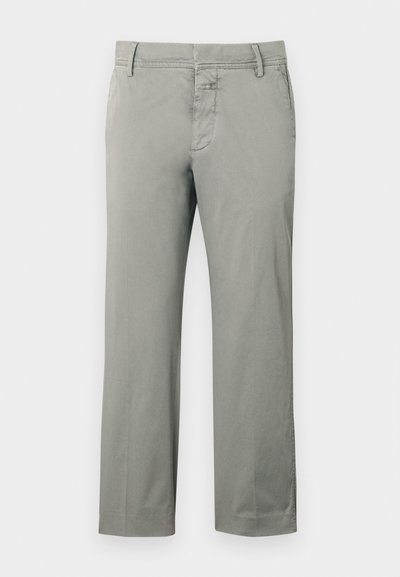 Chinos gris clair en coton, avec une coupe droite, des passants pour ceinture, des poches avant, et une braguette zippée avec fermeture par bouton.