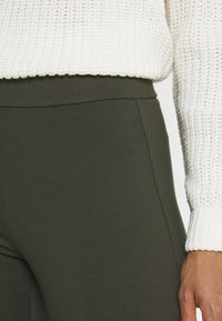 Vero Moda VMKAMMA FLARED PANT - Calças - peat