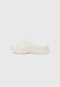 Sandali bianchi slip-on con fori di ventilazione, suola rialzata e finitura liscia. Materiale morbido e leggero per comfort e durata.