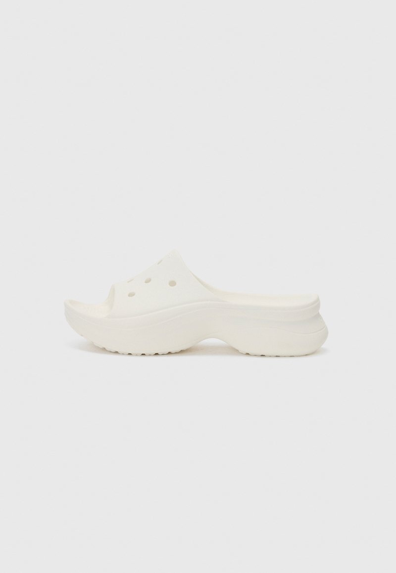 Sandales blanches à enfiler avec des trous de ventilation, semelle surélevée et finition lisse. Matériau doux et léger pour le confort et la durabilité.