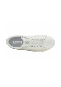 Baskets blanches en cuir lisse avec un bout rond, des accents en maille et un design classique à lacets. Logo K-Swiss présent sur la semelle intérieure.