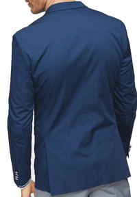 Granatowa marynarka o dopasowanym kroju, z pojedynczym rozcięciem z tyłu i ozdobnymi guzikami na rękawach. Gładka struktura tkaniny.