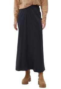 Námořnicky modrá sukně do kotníků s hladkou, měkkou texturou a elastickým pasem; doplněná o hnědé semišové kotníkové boty.