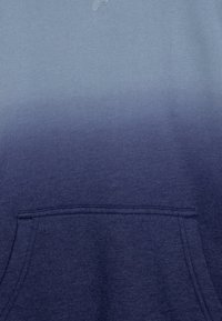 Hoodie met een ombre-ontwerp, dat overgaat van lichtblauw bovenaan naar donkerblauw onderaan. Inclusief een voorzak.