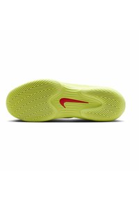 Sole di scarpa Nike di un giallo brillante con uno swoosh rosso, caratterizzata da un modello di battistrada a zigzag per aderenza e stabilità. Texture liscia con bordi arrotondati.