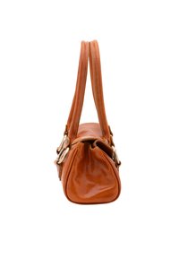 Borsa a mano in pelle arancione con una texture lucida, doppie tracolle e dettagli in metallo. La struttura è compatta e arrotondata alla base.