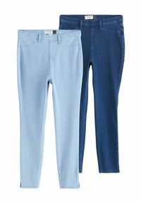 Două perechi de blugi skinny: una albastră deschisă, cealaltă albastră închisă. Ambele au un design clasic, cu talie medie și detalii de cusătură minime.