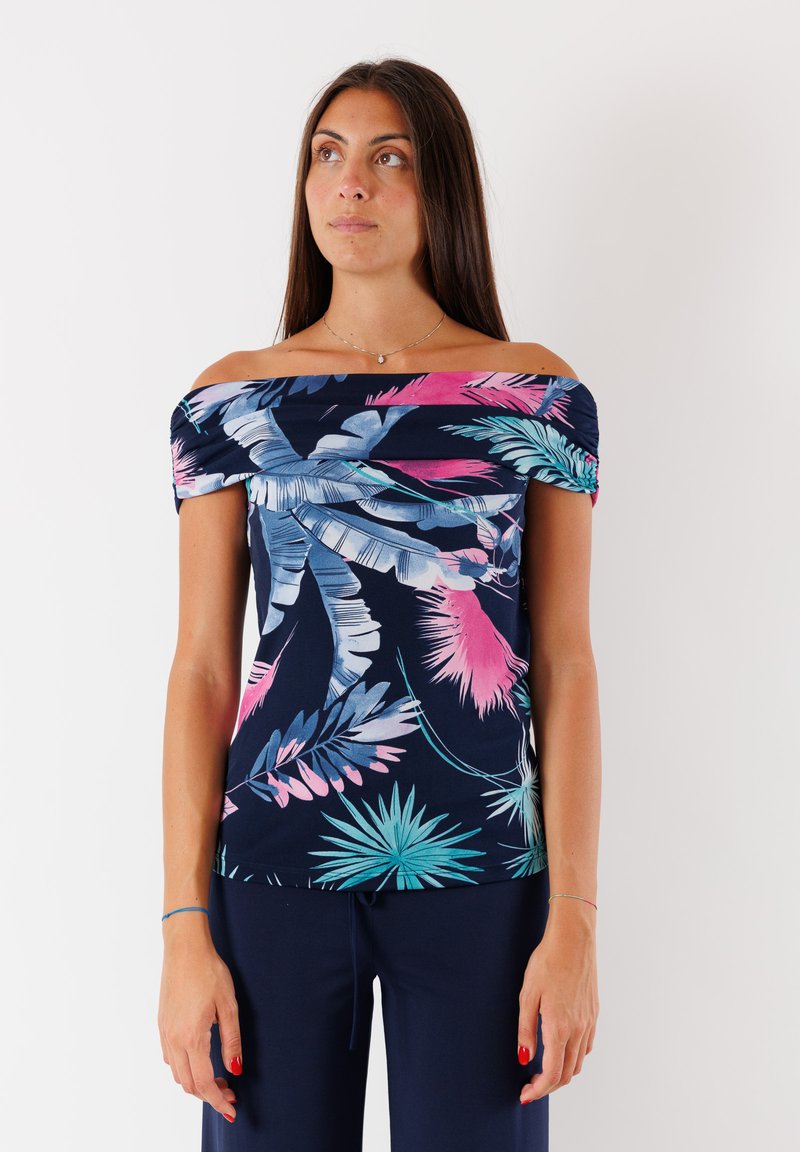 Top scollato in blu navy con un vivace motivo di foglie tropicali nei colori rosa, turchese e verde. Tessuto elastico con dettagli arricciati.