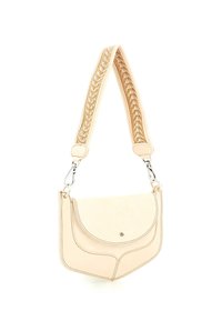 Borsa a tracolla in pelle beige chiaro con forma strutturata, caratterizzata da una tracolla intrecciata e hardware argentato. La borsa presenta cuciture decorative.