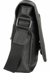 Borsa a tracolla nera in pelle con superficie tessurizzata, tracolla regolabile e hardware di attacco laterale. Forma rettangolare compatta.