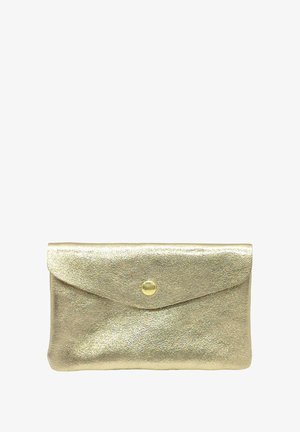 Pochette en métal doré avec une finition texturée, dotée d'une fermeture à rabat et d'un accent de bouton-pression doré. Forme rectangulaire simple.