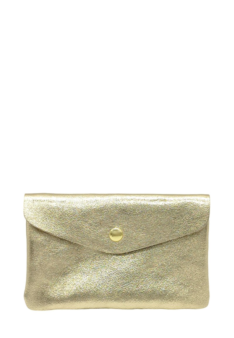Pochette en métal doré avec une finition texturée, dotée d'une fermeture à rabat et d'un accent de bouton-pression doré. Forme rectangulaire simple.