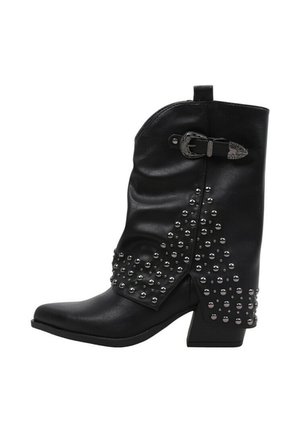 Botte western noire mi-mollet avec bout pointu, talon bas carré, clous argentés disposés en motif triangulaire et boucle décorative près du haut.