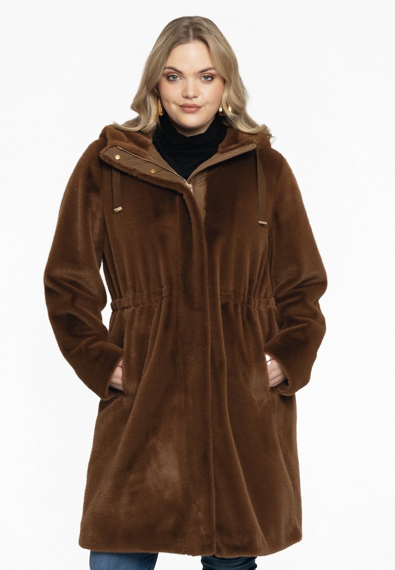 Brauner Fleece-Mantel mit einem Reißverschluss vorne, Kordelzugkapuze und elastischem Bund. Verfügt über Seitentaschen und eine weiche Textur.