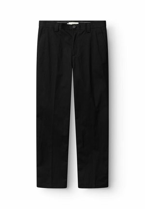 Pantaloni negri cu talie dreaptă, cu bucle pentru curea, buzunare laterale și pe spate, cu închidere frontală cu nasturi și fermoar, așezați pe o suprafață albă.