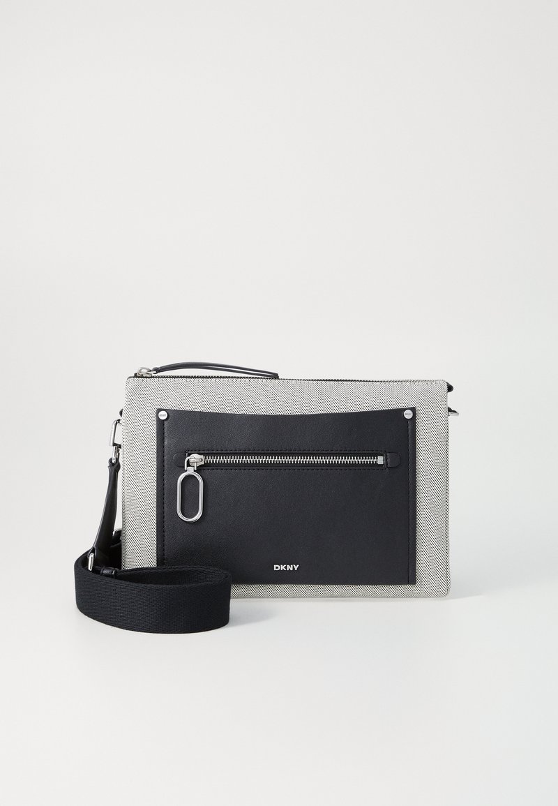 Sac bandoulière rectangulaire gris et noir avec poche avant zippée, ferrures argentées et large sangle noire réglable sur fond blanc.