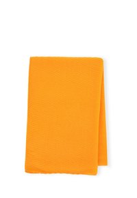 Tessuto di cotone piegato di un luminoso arancione con una texture a coste, forma rettangolare e bordi puliti, adatto per vari utilizzi.