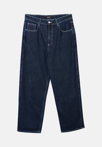 Pantalones de mezclilla azul oscuro con un diseño de pierna recta, cinco bolsillos y costuras en blanco contrastante a lo largo de las costuras y la cinturilla.