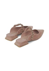 Zapatos de ante rosa tipo slingback con punta afilada y tacón cuadrado bajo, que cuentan con una correa decorativa de rhinestones en la parte superior.