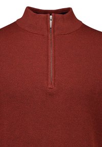Rustinvärjadt stickat pullover med hög krage, med en halvlång dragkedja och en texturerad mönstring genom hela tyget.