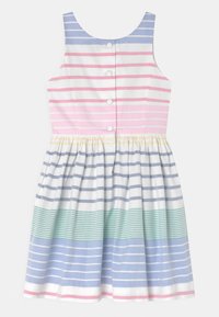 Pruhované bavlněné šaty s růžovými, modrými a zelenými vodorovnými pruhy. Mají kulatý výstřih a zapínání na knoflíky na zádech.