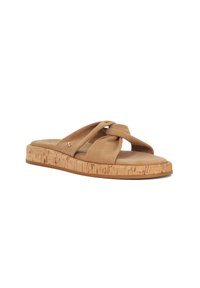 Tan suède slippersandalen met gekruiste banden, kurken zool en een vlak ontwerp. De gestructureerde zool biedt grip en stabiliteit.