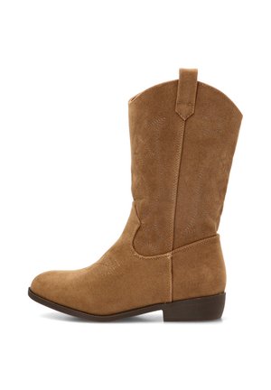 Bota de estilo occidental de ante color beige hasta la mitad de la pantorrilla, con tacón bajo, puntera redonda y sutiles diseños de estrellas y remolinos cosidos.