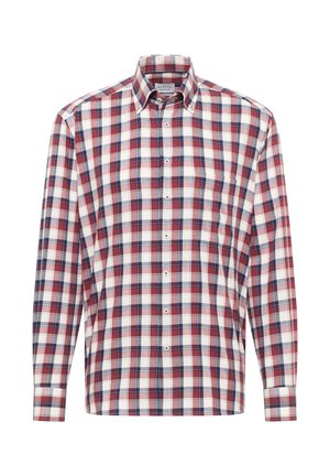 Langärmliges kariertes Hemd mit roten, marineblauen und weißen Quadraten, Button-Down-Kragen und einer einzelnen Brusttasche. Das Material hat eine glatte Textur.