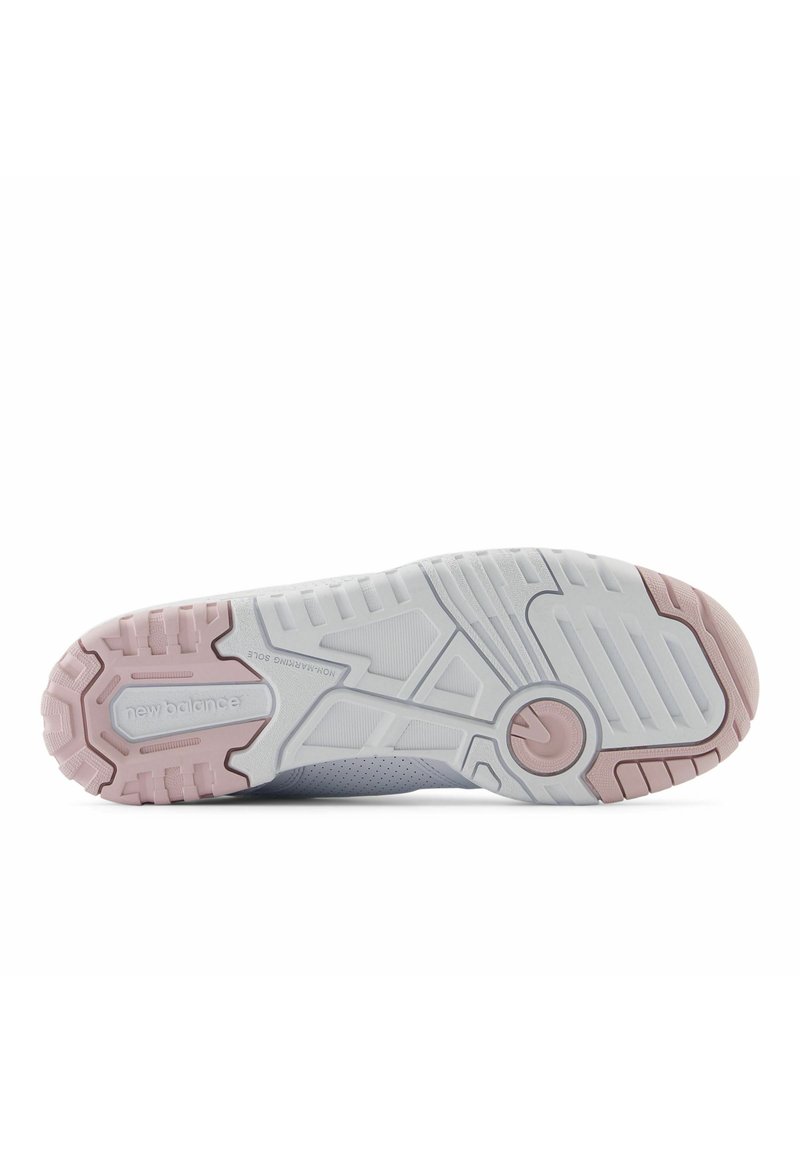 Suela de zapatilla deportiva blanca y rosa claro con un dibujo de patrón, que presenta el texto "new balance" y una superficie texturizada para mayor agarre.