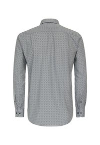 Męska koszula z długim rękawem, wykonana z wzorzystego materiału, przeważnie biała z granatowymi geometrycznymi wzorami. Posiada kołnierzyk oraz mankiety zapinane na guziki.