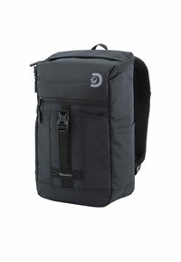 Zaino nero realizzato in un tessuto resistente, forma rettangolare, tasca frontale con zip, spallacci regolabili e un logo sul pannello anteriore.