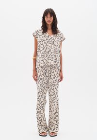 Bloemenpatroon, crèmekleurig twee-delig outfit; short-sleeve top met een V-hals en wijde broek gemaakt van lichtgewicht stof.