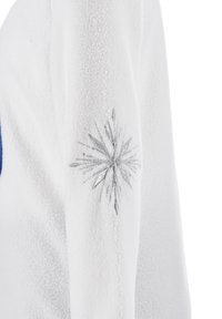 Weißes Fleece-Gewand mit einem silbernen, gestickten Sternenstrahldesign am Ärmel. Weiche Textur, die ein gemütliches und warmes Erscheinungsbild vermittelt.