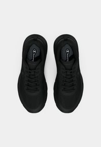 Μαύρα αθλητικά παπούτσια με υφασμάτινη επιφάνεια με υφή, στρογγυλή μύτη και επίπεδες κορδόνες. Διαθέτουν σχέδιο στη σόλα και μαλακή σόλα για υποστήριξη.