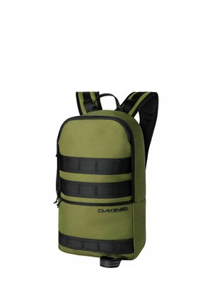 Sac à dos Dakine vert olive avec des sangles horizontales noires, des bretelles rembourrées et une poignée de transport supérieure.