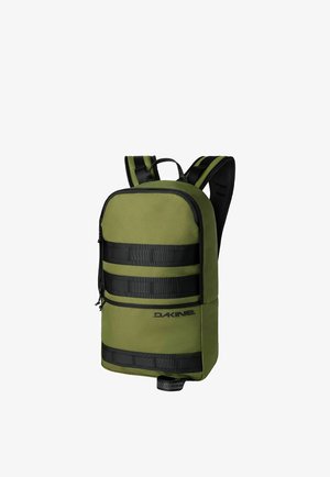 Sac à dos Dakine vert olive avec des sangles horizontales noires, des bretelles rembourrées et une poignée de transport supérieure.