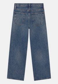 Achteraanzicht van blauwe rechte denim jeans met twee achterzakken en riemlussen, weergegeven tegen een witte achtergrond.