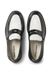 Zwarte instap schoenen met een zachte, witte stoffen bovenzijde met bloemmotieven, een glanzende zwarte band en een gestructureerde rubberen zool.