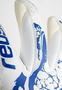Guanti da portiere bianchi con accenti blu, dotati di un motivo di presa testurizzato, tessuto a rete sulle dita e rifiniture di cucitura rinforzate.
