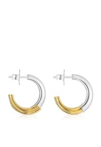 Orecchini a cerchio in argento e oro con un design curvato; presentano una finitura liscia in argento e un accento testurizzato in oro su un lato.