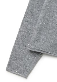 Grau, weichtexturiertes Gewebe mit Glitzerelementen, das aus zwei überlappenden Stücken mit klaren Kanten und einer glatten Oberfläche besteht.