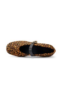 Zapato tipo mary jane con estampado de leopardo, acabado en pelo texturizado y correa de cuero negro. Presenta una puntera redondeada y una suela plana.