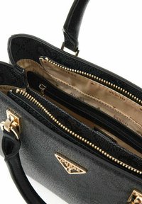 Borsa nera con texture, hardware dorato, scomparti con zip e esterno liscio. Interno con fodera beige e dettagli con logo.