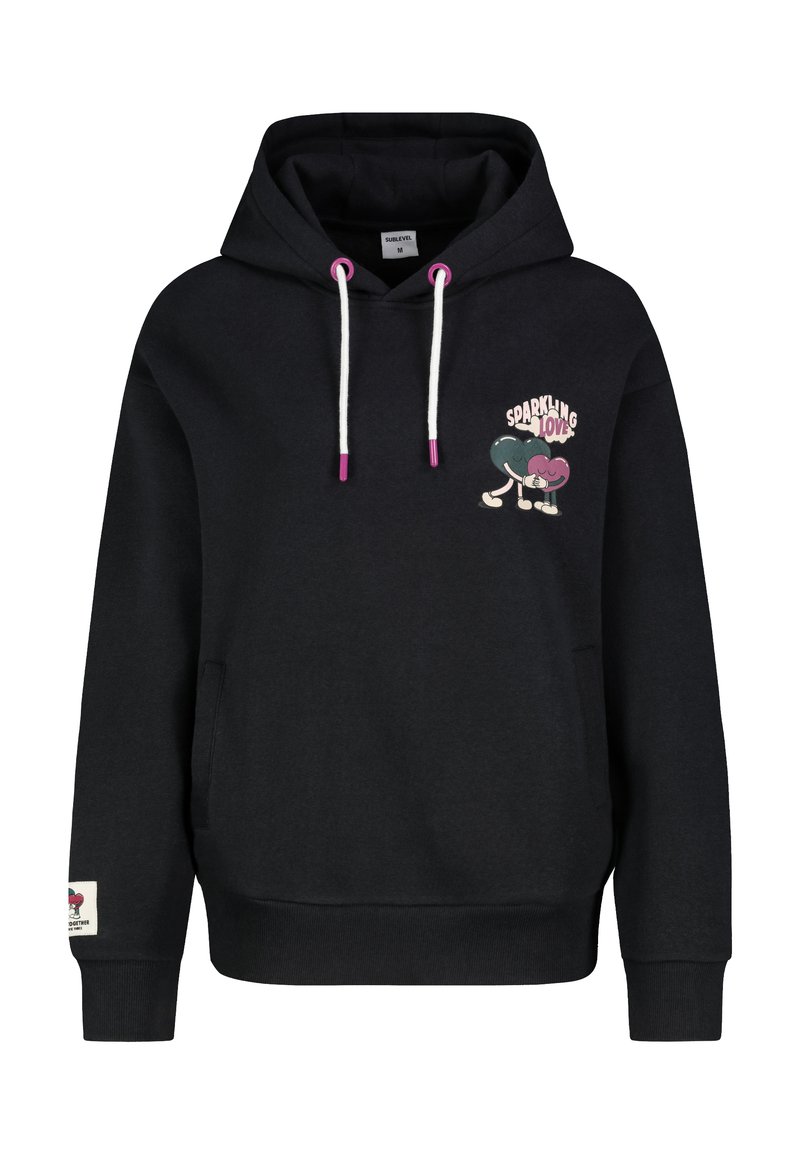 Schwarzer Hoodie mit weißen Kordeln und pinkfarbenen Akzenten. Verziert mit einem Grafikdesign von zwei Herzen und dem Schriftzug "SPARKLING LOVE". Mit einer Fronttasche ausgestattet.